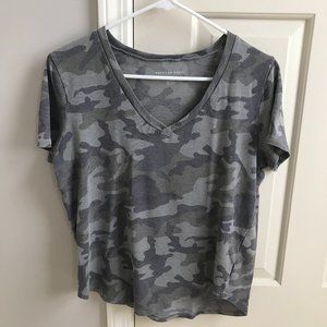 💚 AMERICAN EAGLE Camo CROP Top V-Neck Shirt 💚